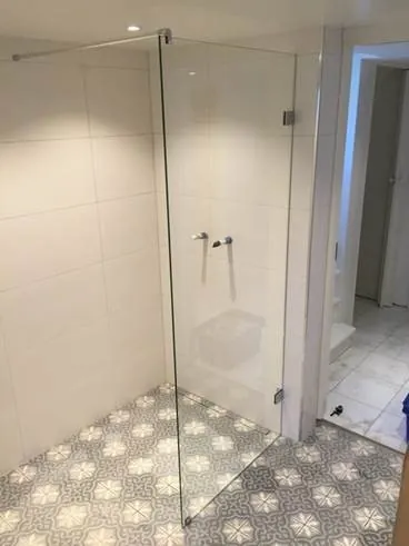 Duschdörr med mörkt glas och tydlig profil