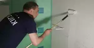 Väggskivor i duschen.