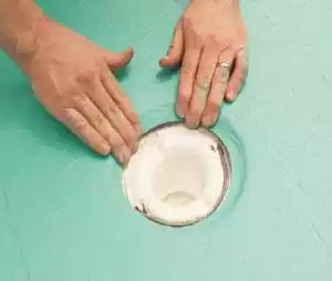 Tryck till kanterna på manschetten