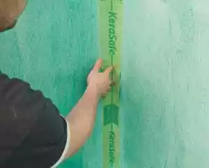 Montera skarvremsan i väggvinkeln