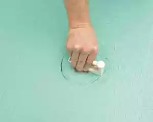 Skär hål med puruskniven.